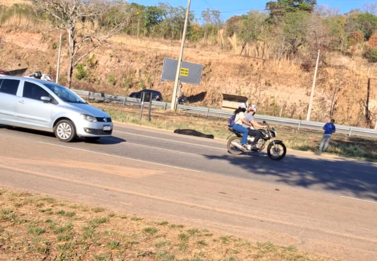 Motociclista morre em acidente entre moto e carro na BR