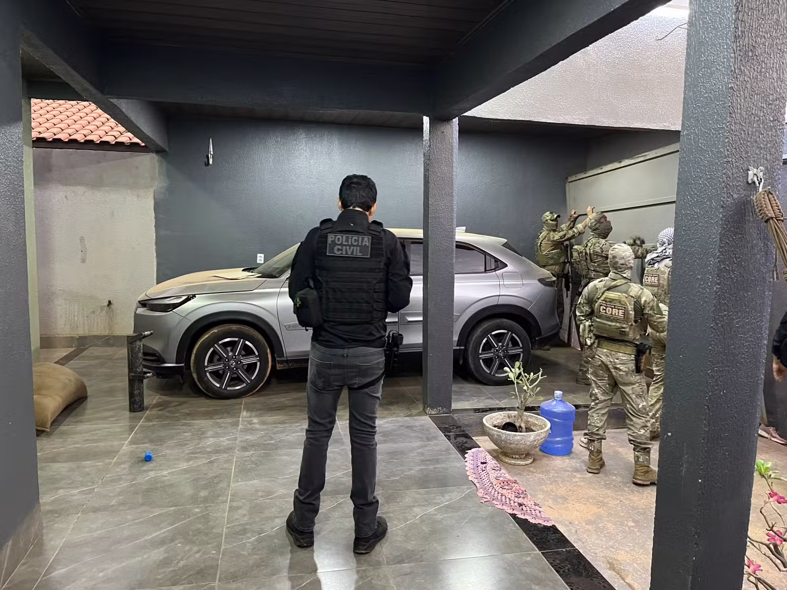 Grupo suspeito de cobrar taxa de comerciantes é alvo de operação em MT