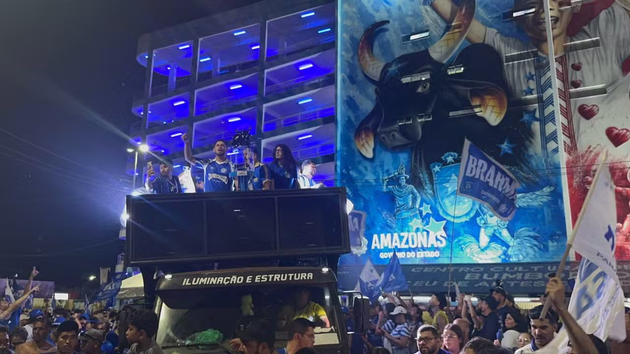 Torcedores do Boi Caprichoso vão às ruas celebrar o título de campeão do Festival de Parintins 2026