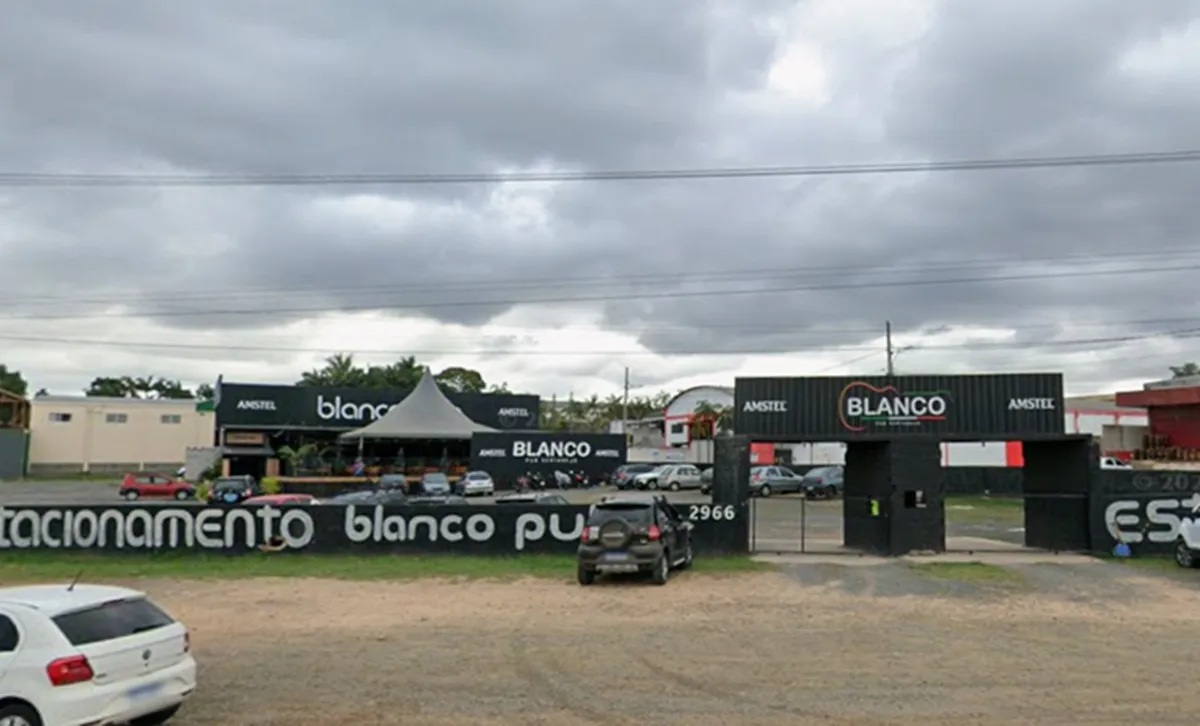 Ataque a tiros na entrada de casa de shows deixa policial de folga e proprietária feridos em SC