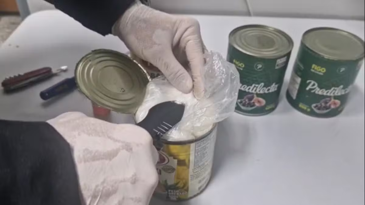 Mulher que transportava cerca de 3kg de cocaína em latas é presa pela PF no Galeão