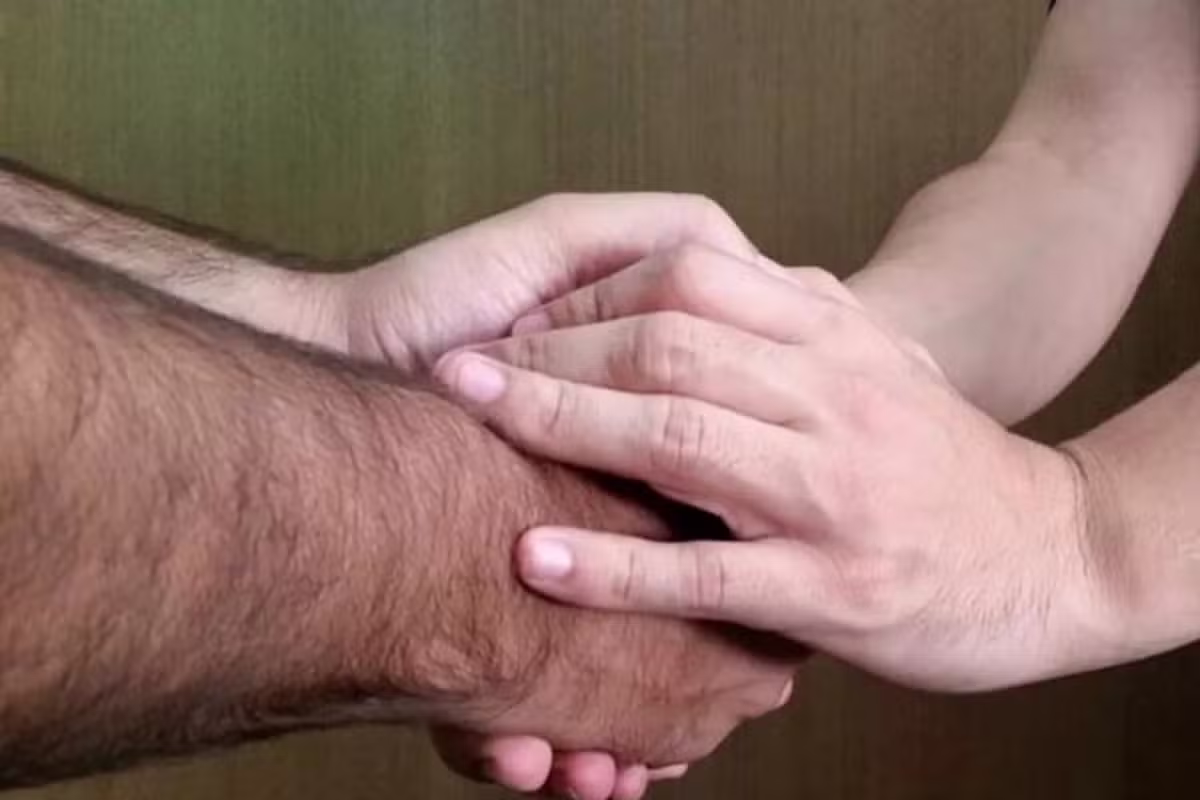 Por que damos choques aleatórios ao encostar em alguém ou sair do carro?