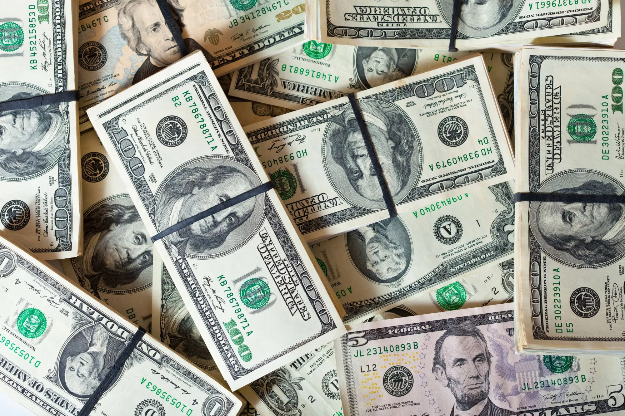 Dólar opera em alta e vai a R$ 5,17, à espera de juros e de olho em quadro político brasileiro; Ibovespa cai