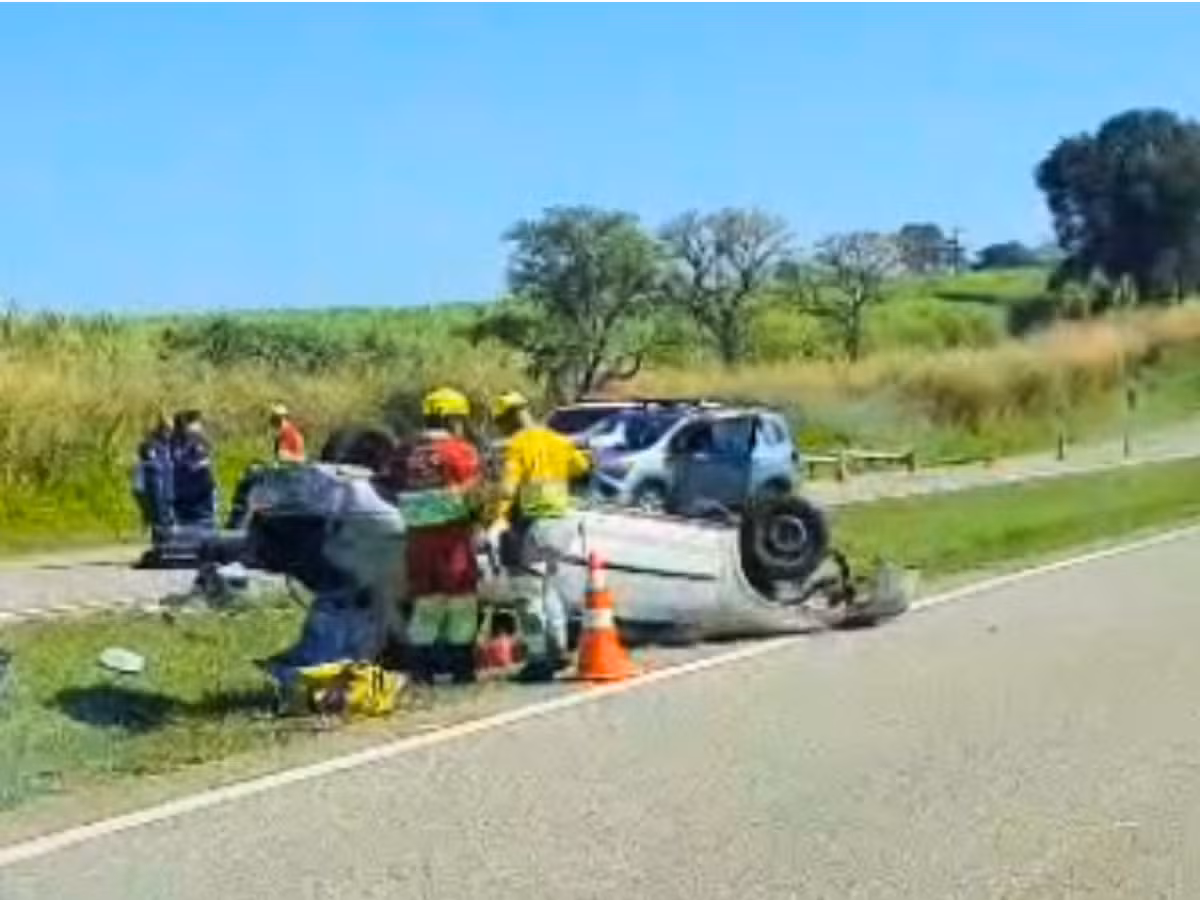 Motorista morre após carro capotar e ele ser arremessado em rodovia de Mogi Guaçu