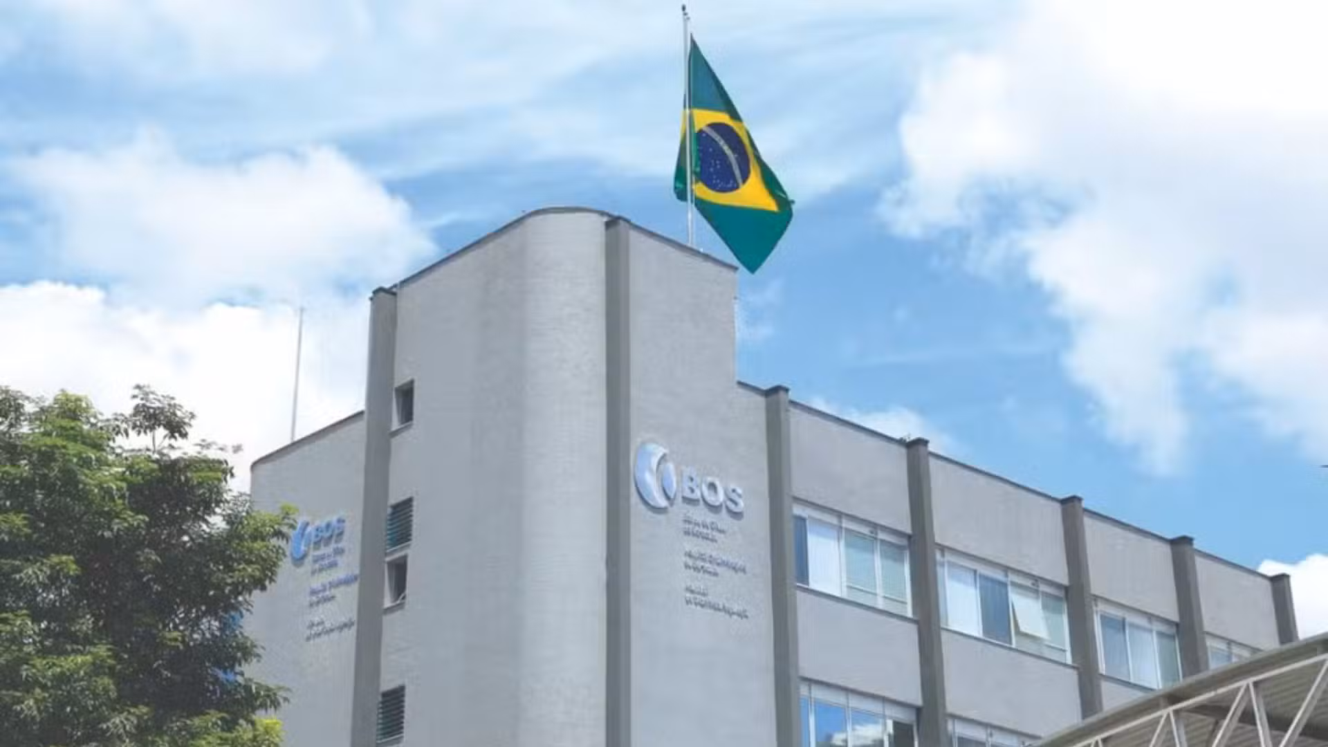 BOS recebe novo equipamento durante visita de ministro e pode ampliar em até 30% o número de cirurgias de retina, diz superintendente