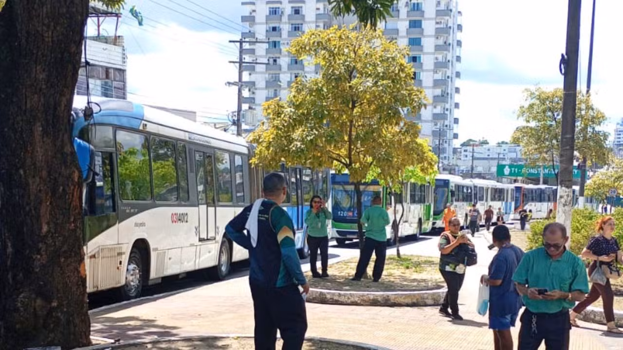 Greve de ônibus em Manaus: rodoviários paralisam 100% da frota nesta segunda