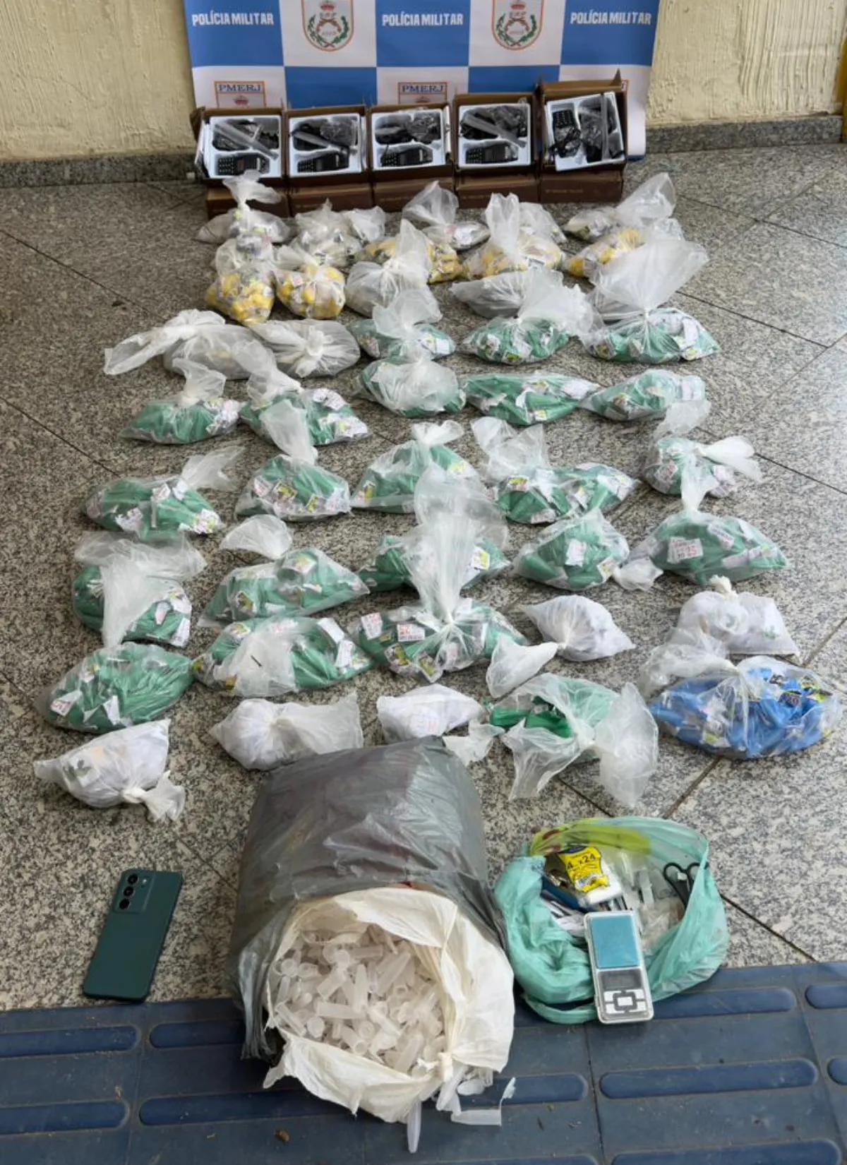 Enteado e padrasto são presos com quase 4 kg de drogas em Barra do Piraí