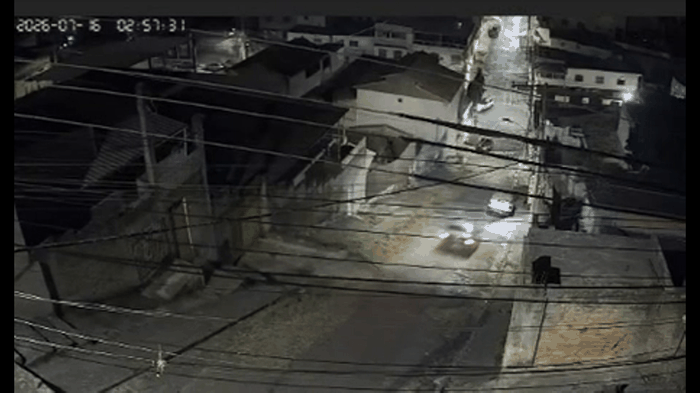 Cinco jovens ficam feridos após carro perder os freios e atingir casas em BH; VÍDEO
