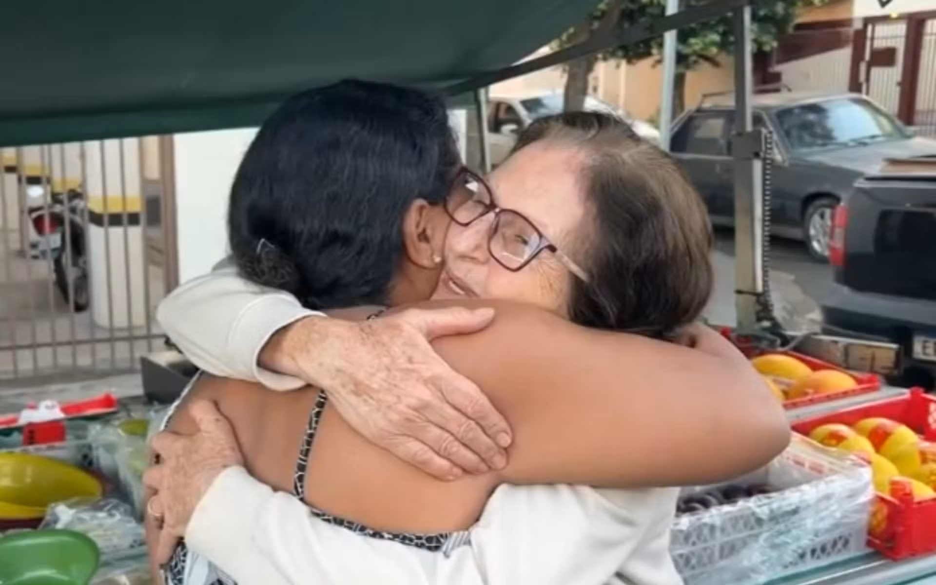 ‘Quem faz a feira-livre acontecer?’:
histórias de trabalho, amizade e tradição atravessam gerações entre comerciantes e clientes em Rio Preto