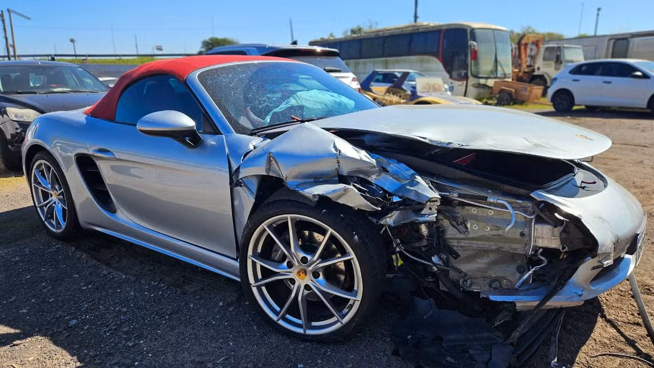 Motoristas de Porsche e caminhonete de luxo que deixaram duas feridas durante racha no RS foram indiciados, mas seguem soltos um ano depois