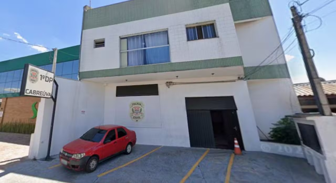 Homem bêbado ameaça mãe de morte, quebra casa e acaba preso ao se esconder em banheiro