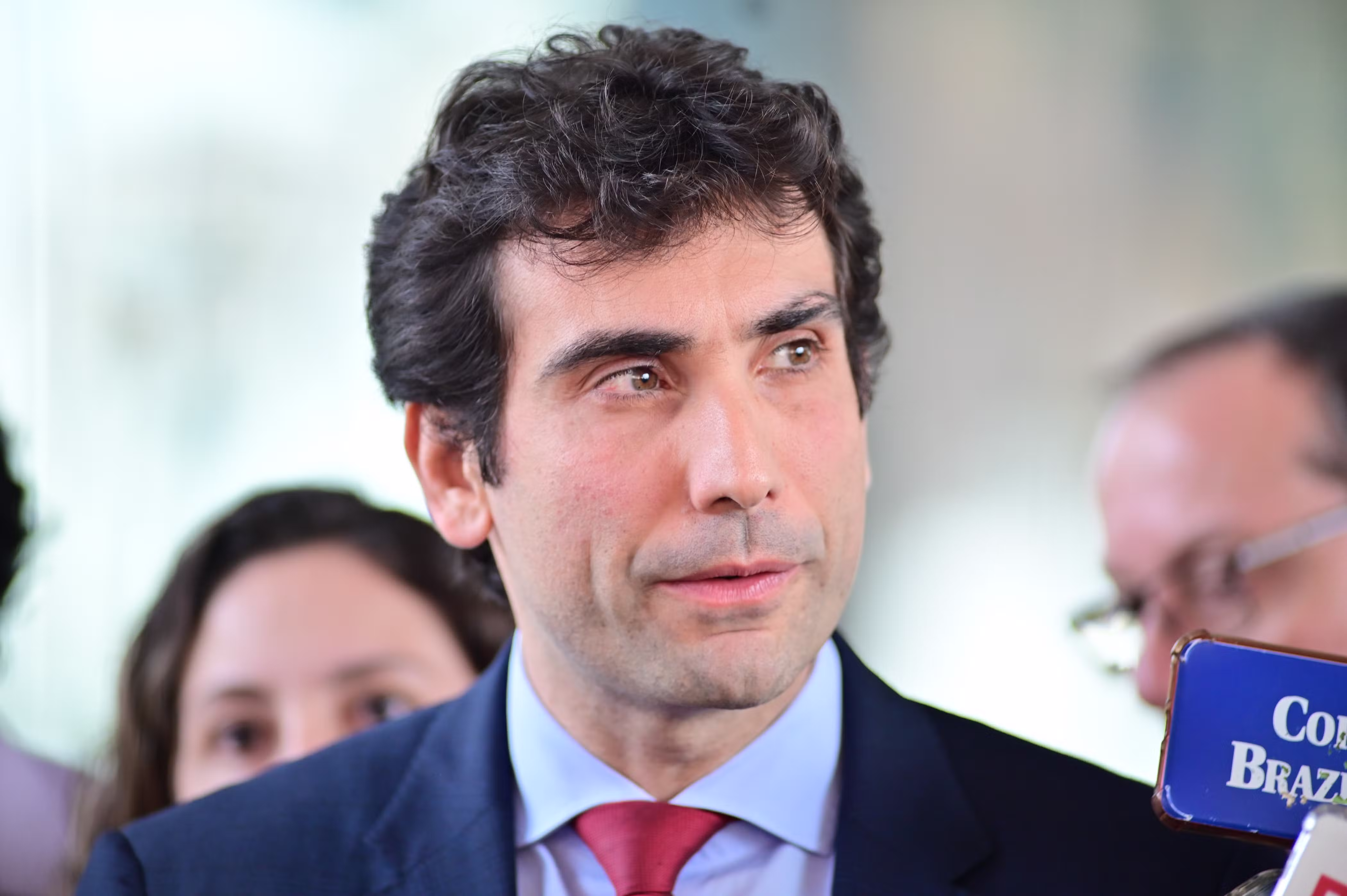 Galípolo vê risco em crédito caro usado para despesas fixas e alerta para endividamento das famílias