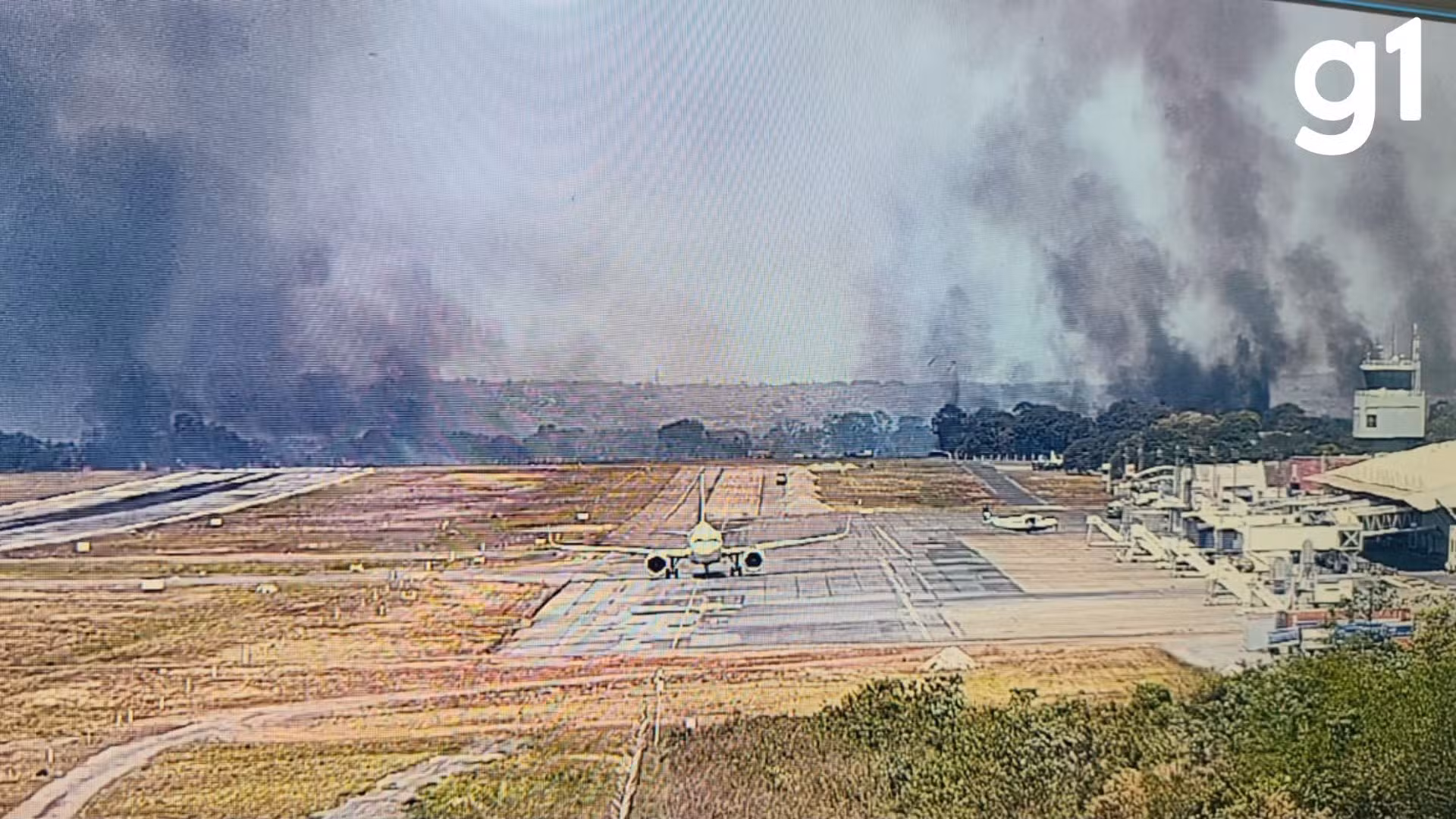 Incêndio atinge área de vegetação próxima ao Aeroporto Marechal Rondon, em Várzea Grande (MT)