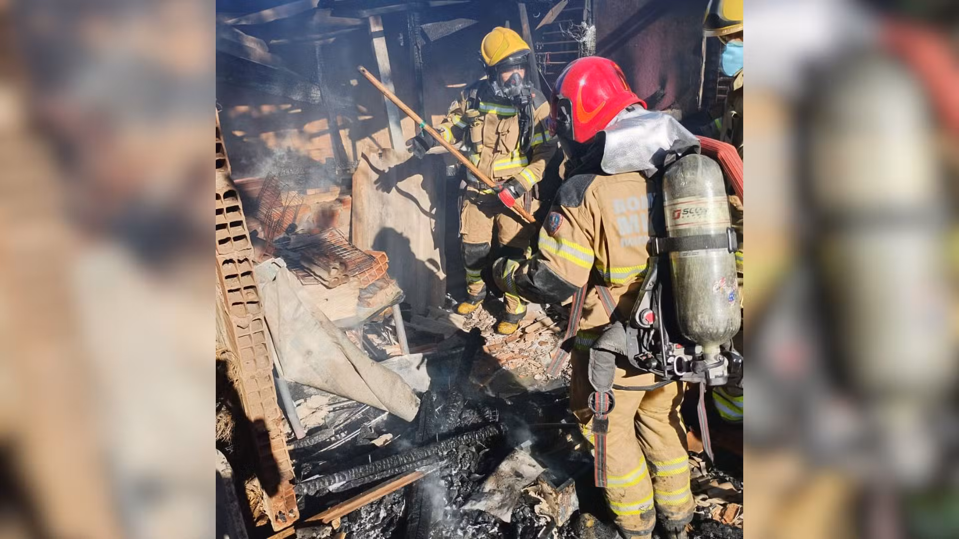 VÍDEO: Idosa coloca fogo em folhas e tem casa incendiada no Residencial Integração, em Uberlândia