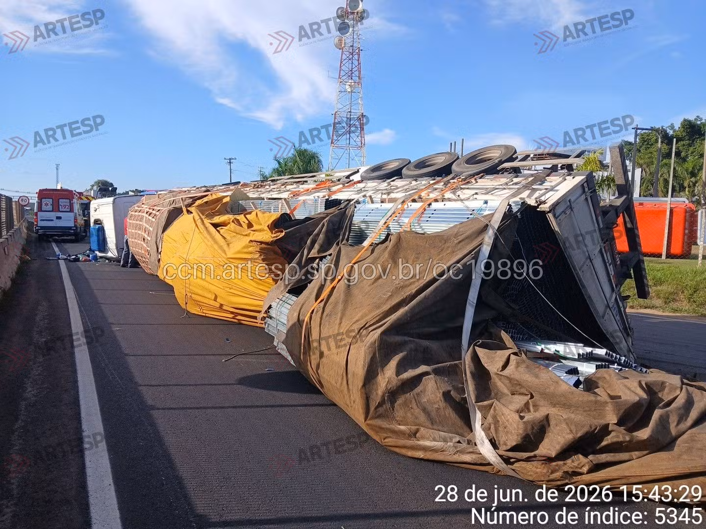 Carreta com perfilado de alumínio tomba e interdita rodovia em Marília