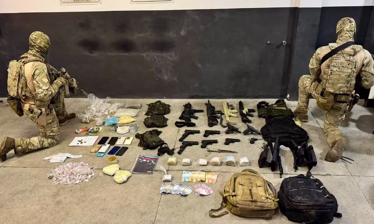 Operação prende quatro suspeitos de tráfico e apreende armas e quase R$ 30 mil em dinheiro na Bahia