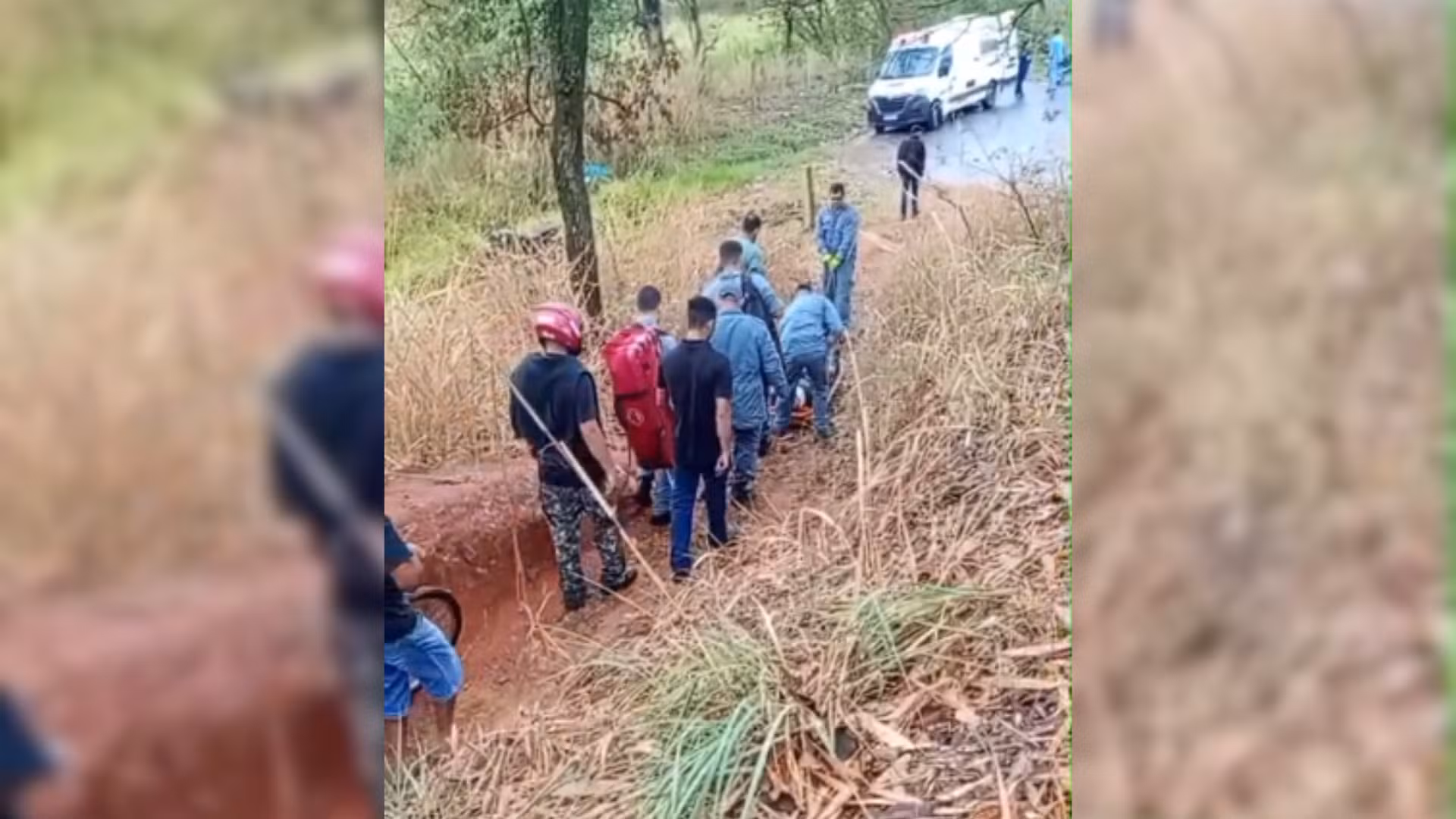 Ciclista é resgatada por bombeiros com sistema de cordas após cair em barranco de 20 metros em Cafelândia