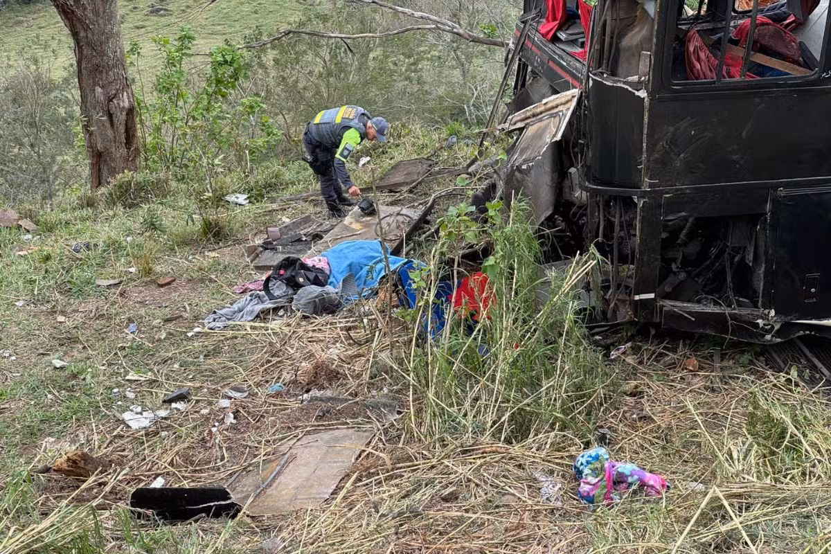 Ônibus de romeiros que caiu em ribanceira e matou seis pessoas: veja o que se sabe sobre acidente em Cruzeiro, SP