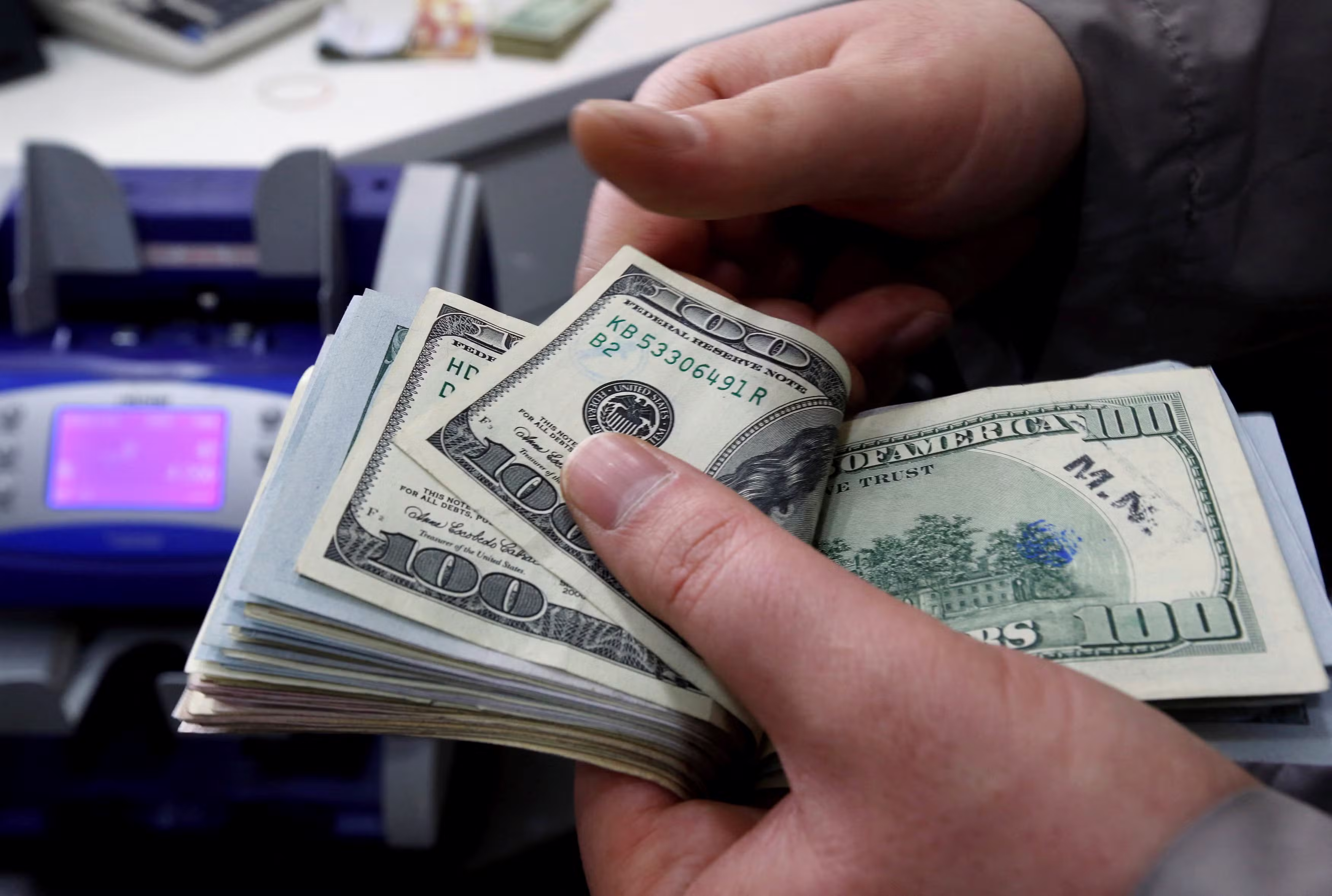 Dólar opera em queda, com foco em petróleo e conflito entre EUA e Irã; Ibovespa oscila