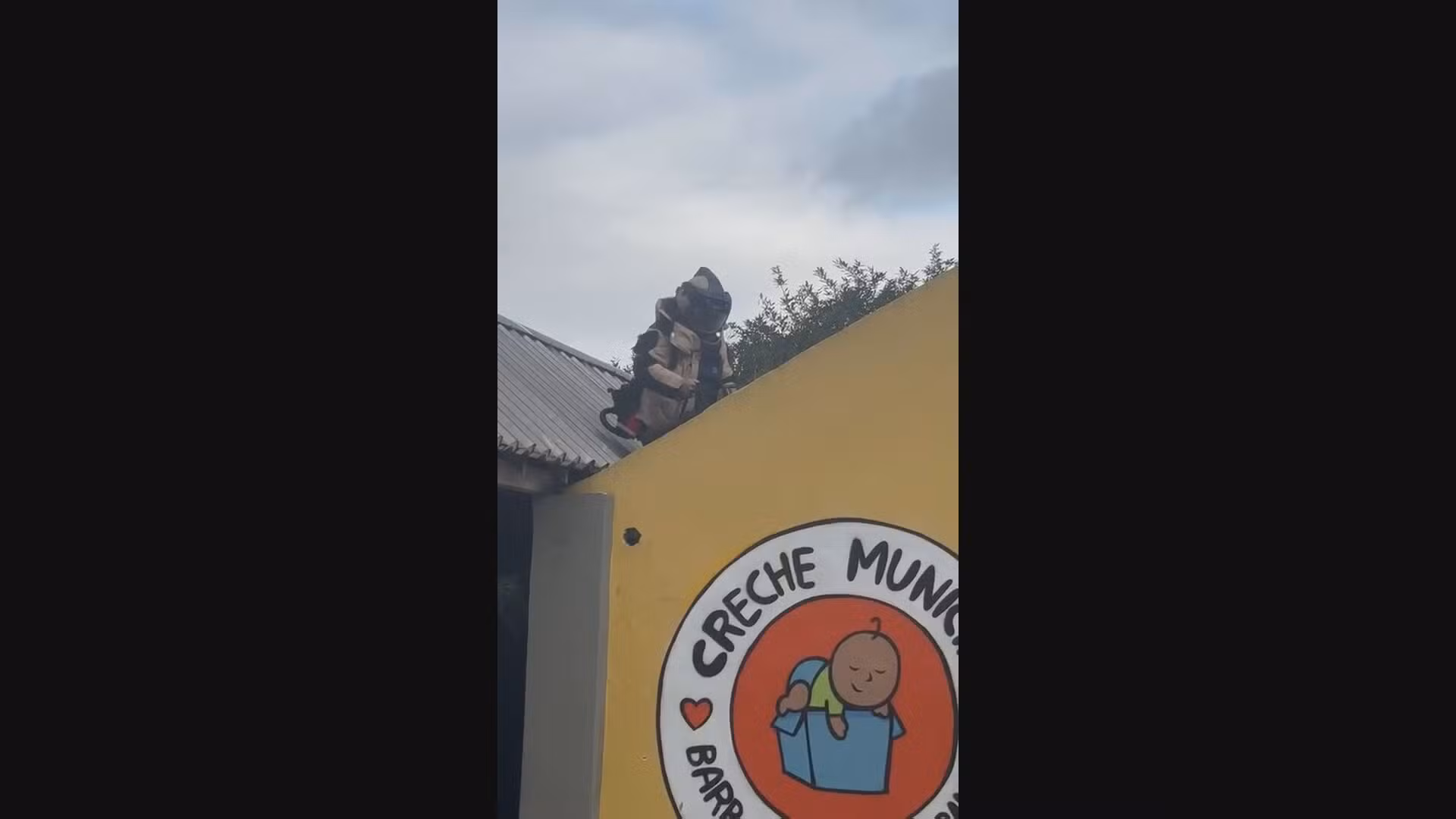 Granada é encontrada em telhado de creche na Zona Norte do Rio e retirada pelo Esquadrão Antibombas
