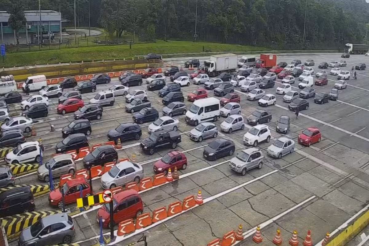 Motoristas encaram estradas cheias em direção ao litoral de SP no feriadão de Finados; veja o trânsito