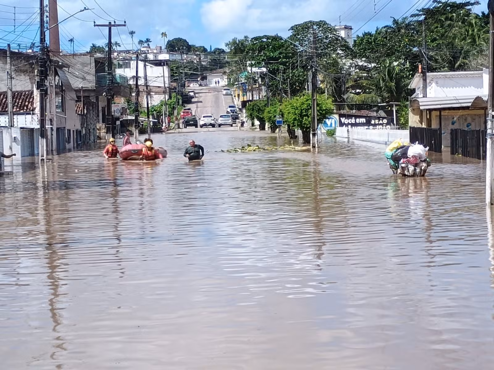 Moradores são resgatados pelos bombeiros de bote após alagamento em Santa Rita, PB