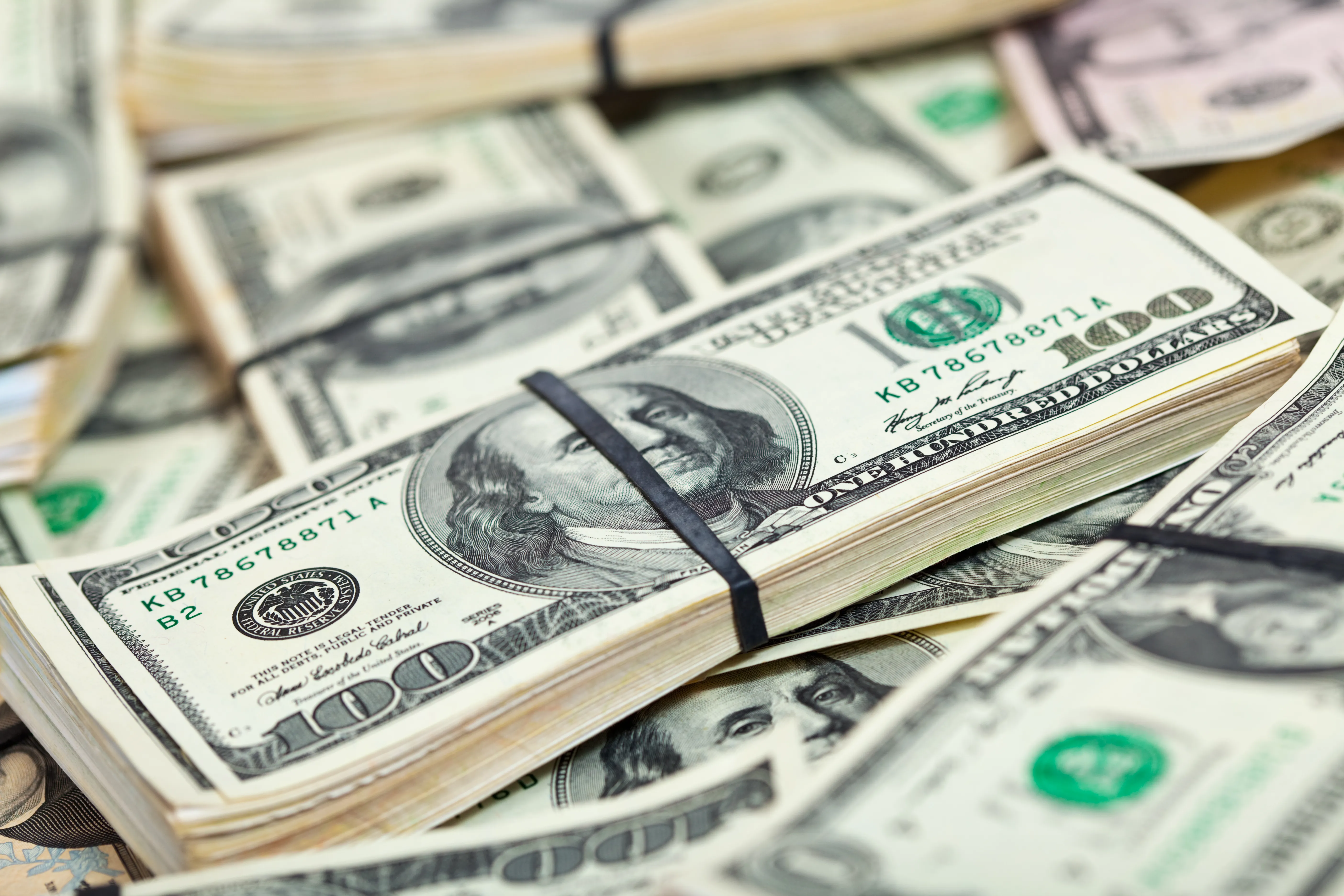 Dólar recua a R$ 5,17, com foco na inflação de Brasil e EUA; Ibovespa avança
