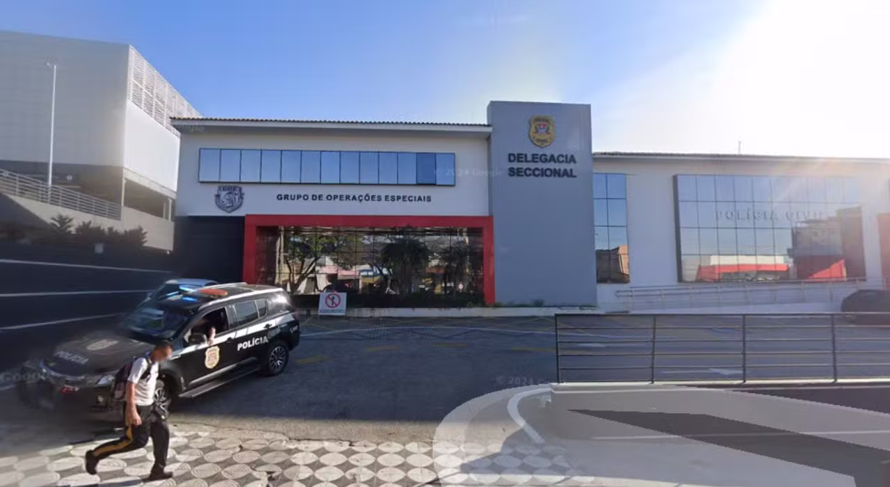 Perseguição termina com carro batido em portão, tiroteio e um suspeito morto em Sorocaba