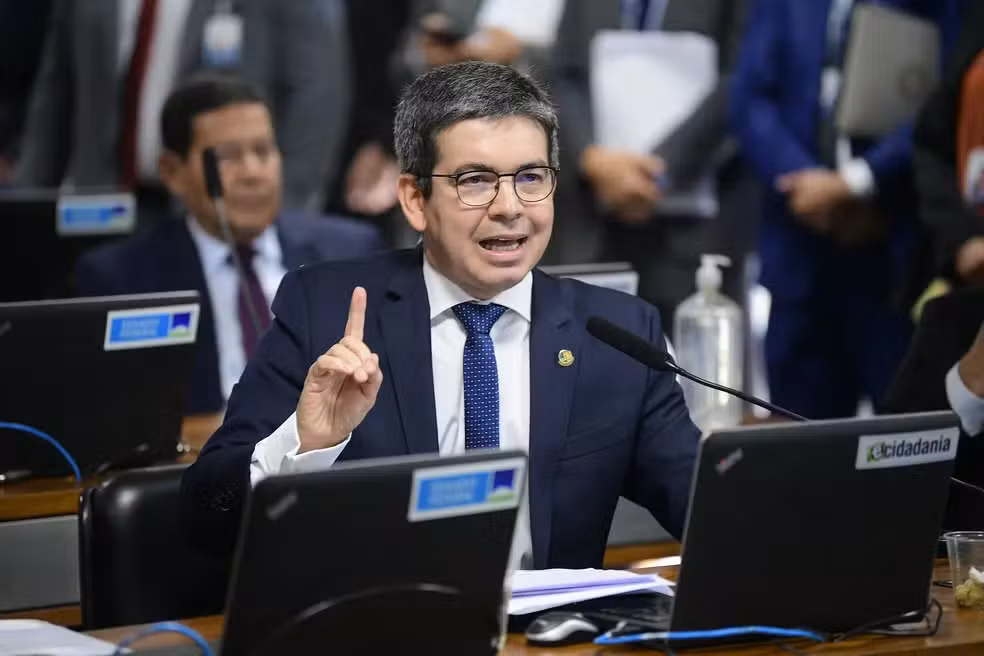 Randolfe Rodrigues anuncia pré