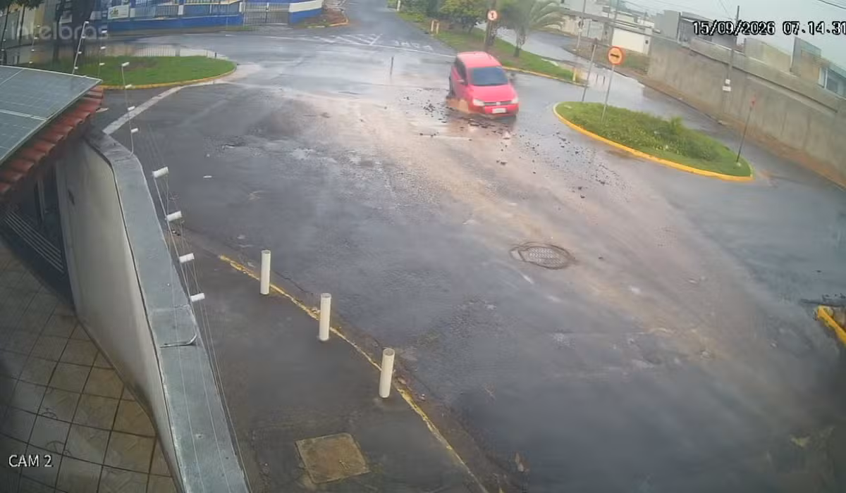 VÍDEO: carro cai em buraco cheio de água e fica preso em rua de Mogi Guaçu