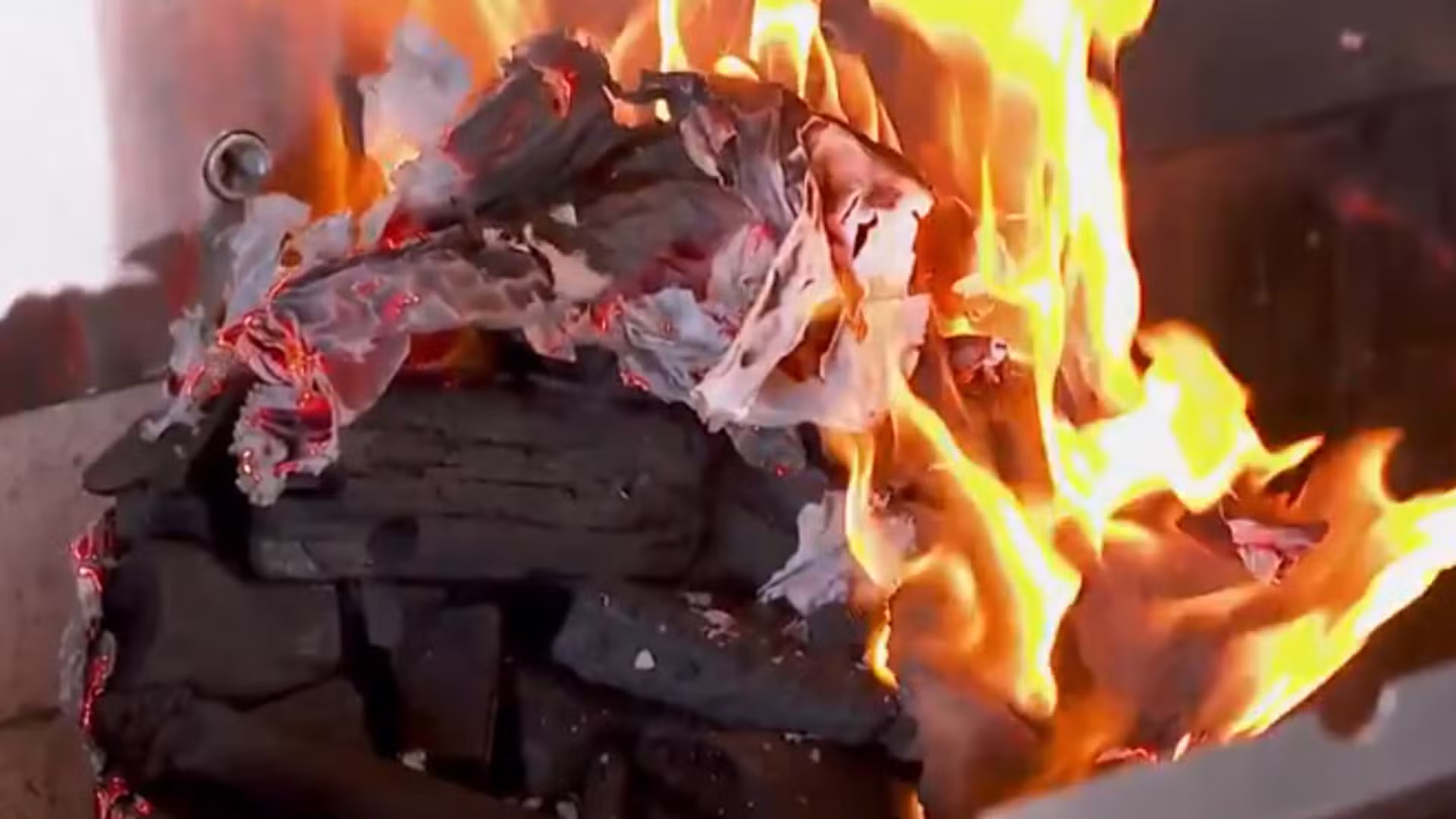 Dificuldade para fazer churrasco? Carvão que acende 'sozinho' vira negócio de R$ 1 milhão