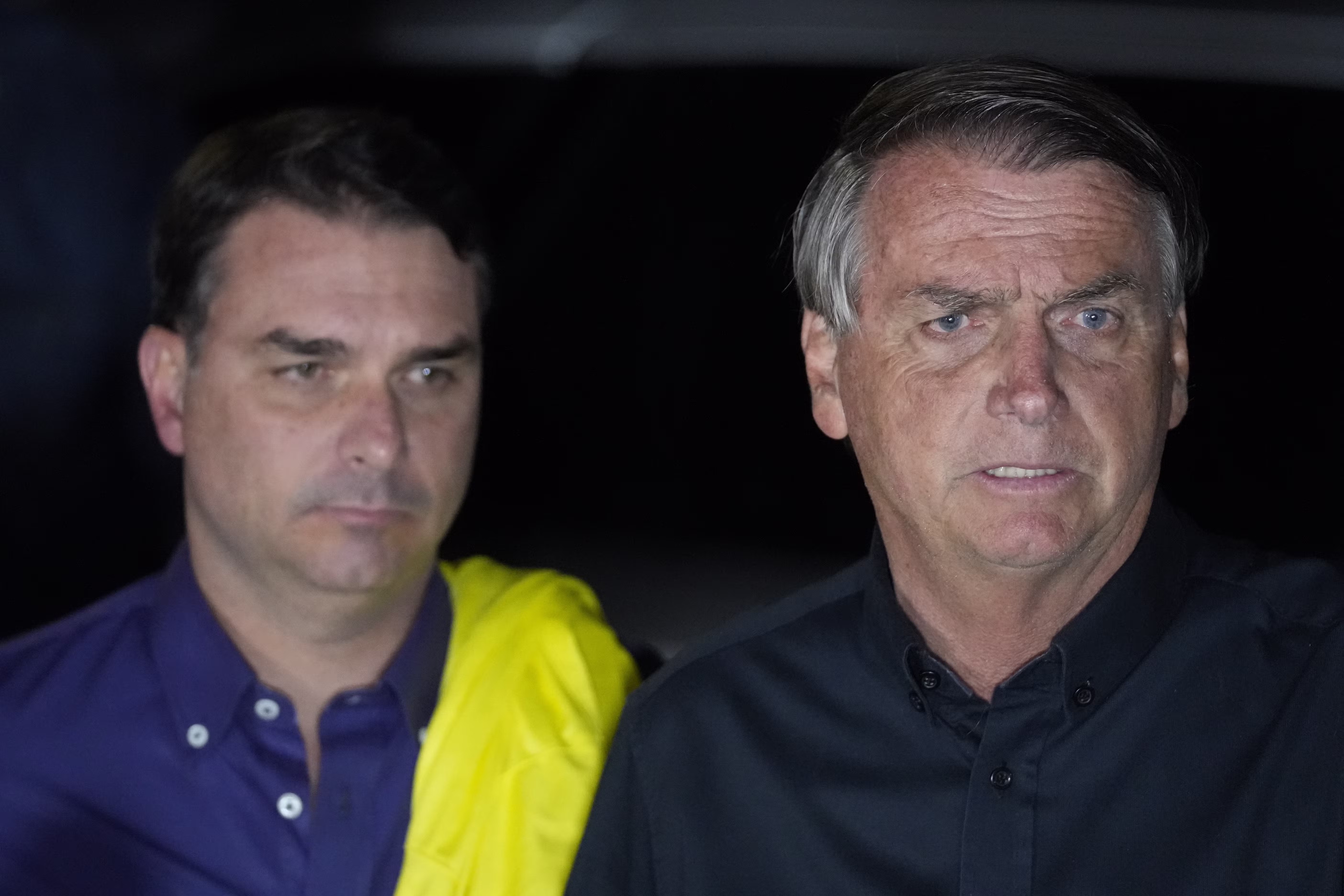 Defesa de Flávio Bolsonaro diz que decisão de Moraes de suspender visitas ao pai desrespeita Constituição