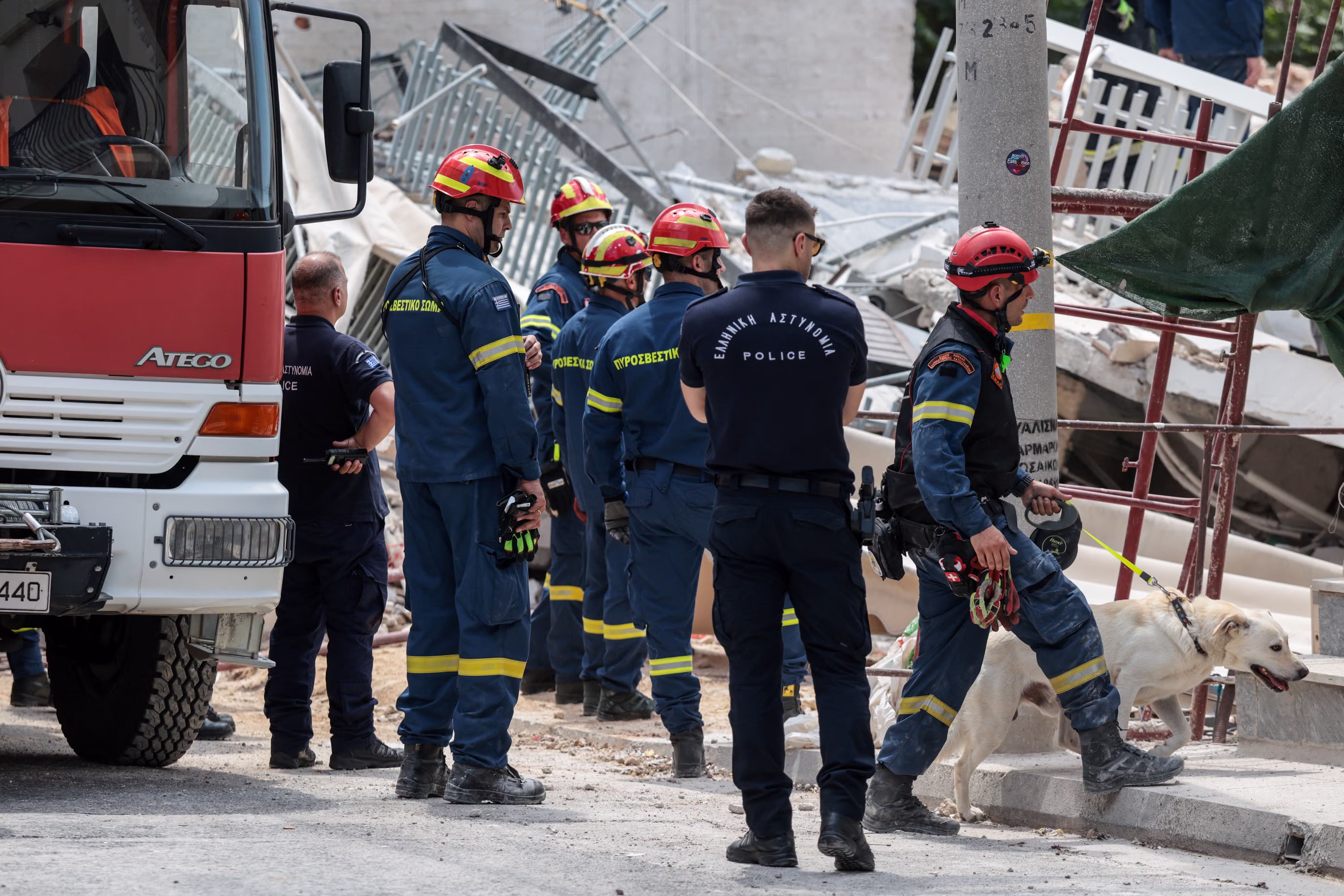 Prédio desaba na Grécia; equipes de resgate procuram por pessoas presas nos escombros