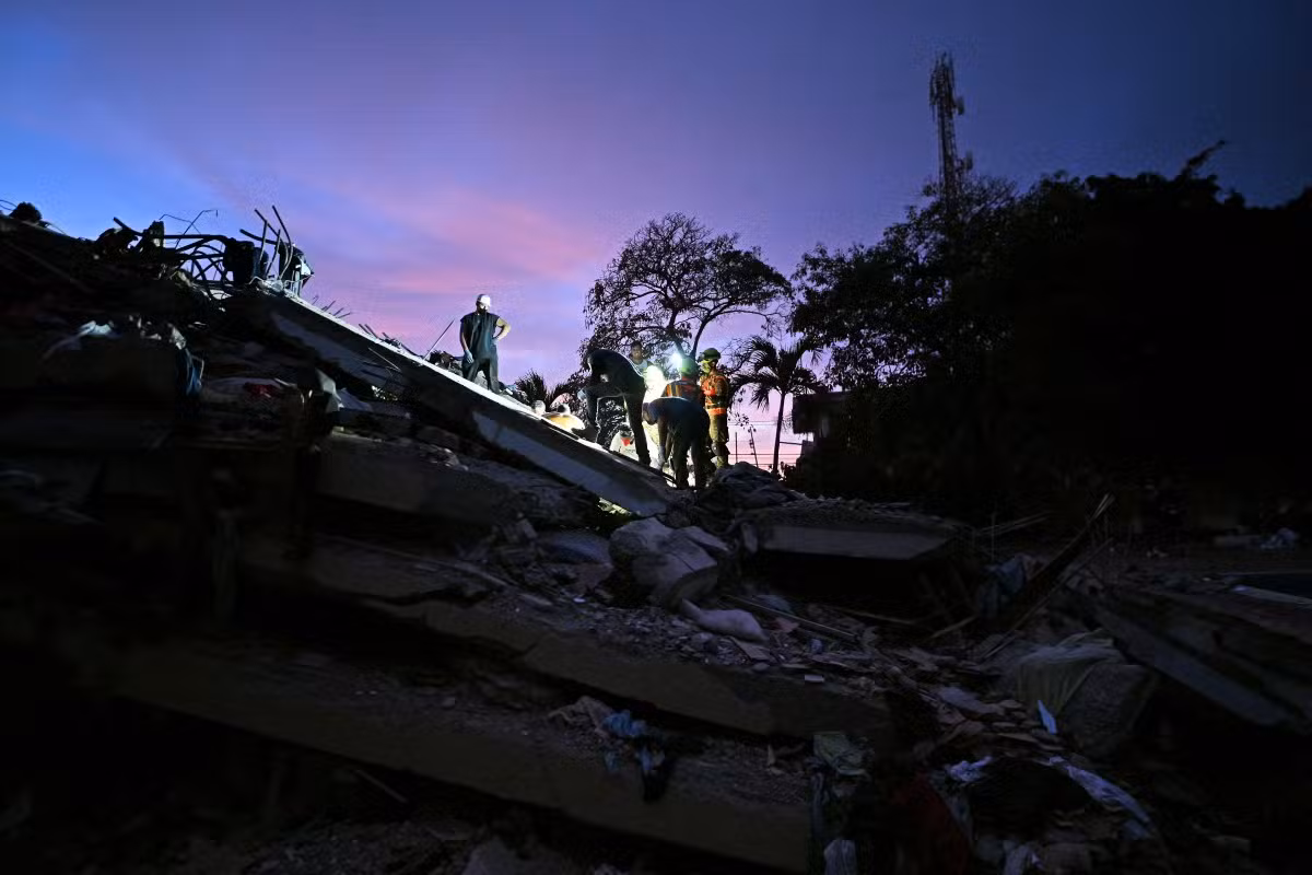 'Baixe sua arma': pressão de moradores leva militares a ajudar em resgates na Venezuela