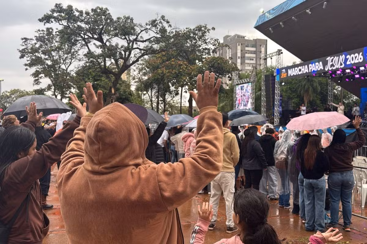 Chuva não afasta fiéis e Marcha para Jesus celebra aniversário de Campo Grande com shows e adorações