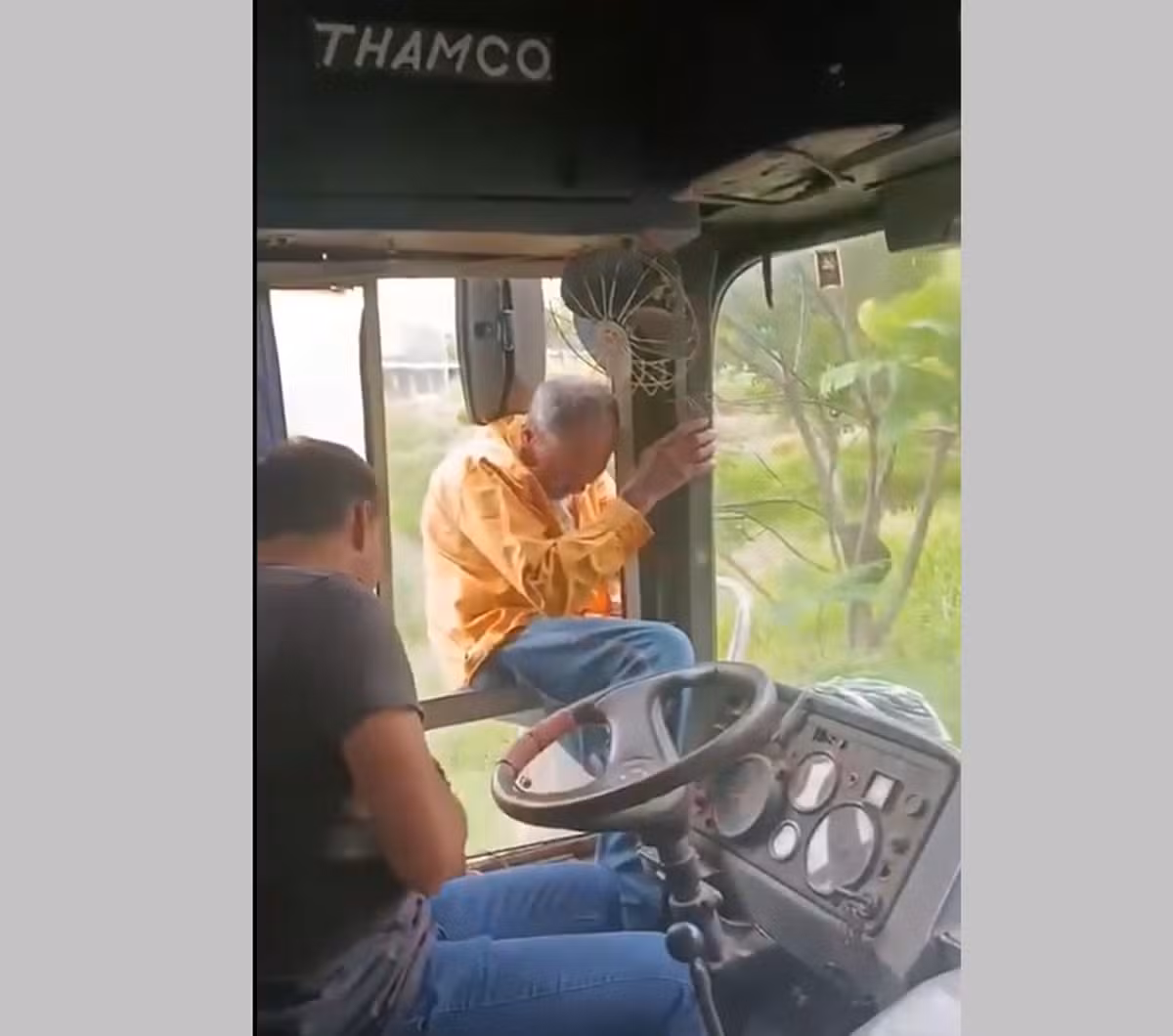 Alunos saem pelas janelas após ônibus derrapar em ponte de madeira em Campos; ninguém ficou ferido