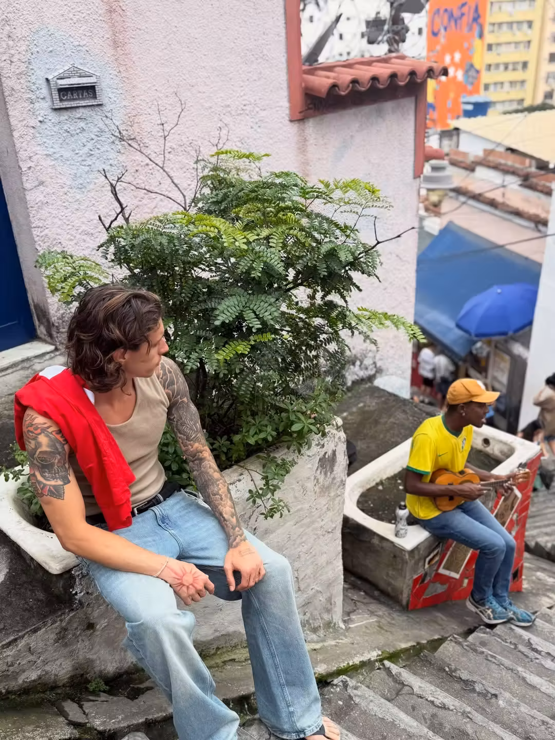 Jogador italiano Calafiori curte Samba do Trabalhador, Beco do Rato, faz trilha ao amanhecer e vai ao Cristo em temporada no RJ