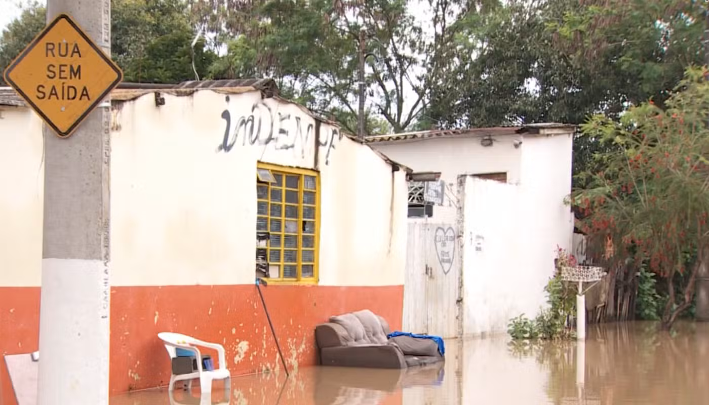 Rio Capivari começa a baixar após alagar bairros e deixar famílias desabrigadas: 'Agora, é começar tudo de novo', diz moradora
