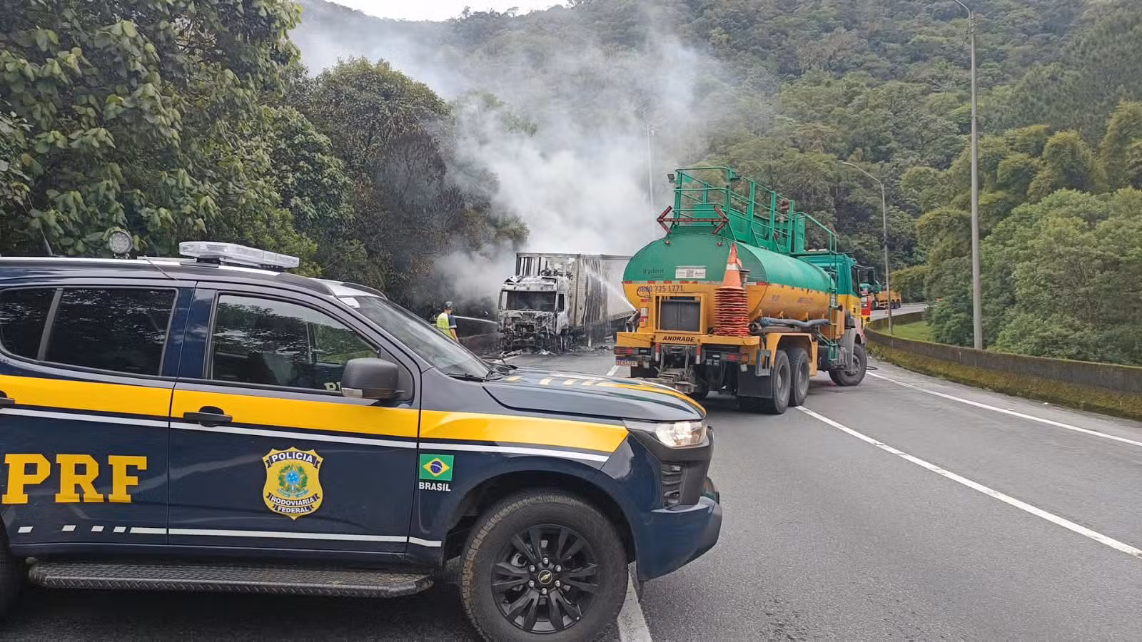 Incêndio em caminhão que transportava produtos ortopédicos interdita BR