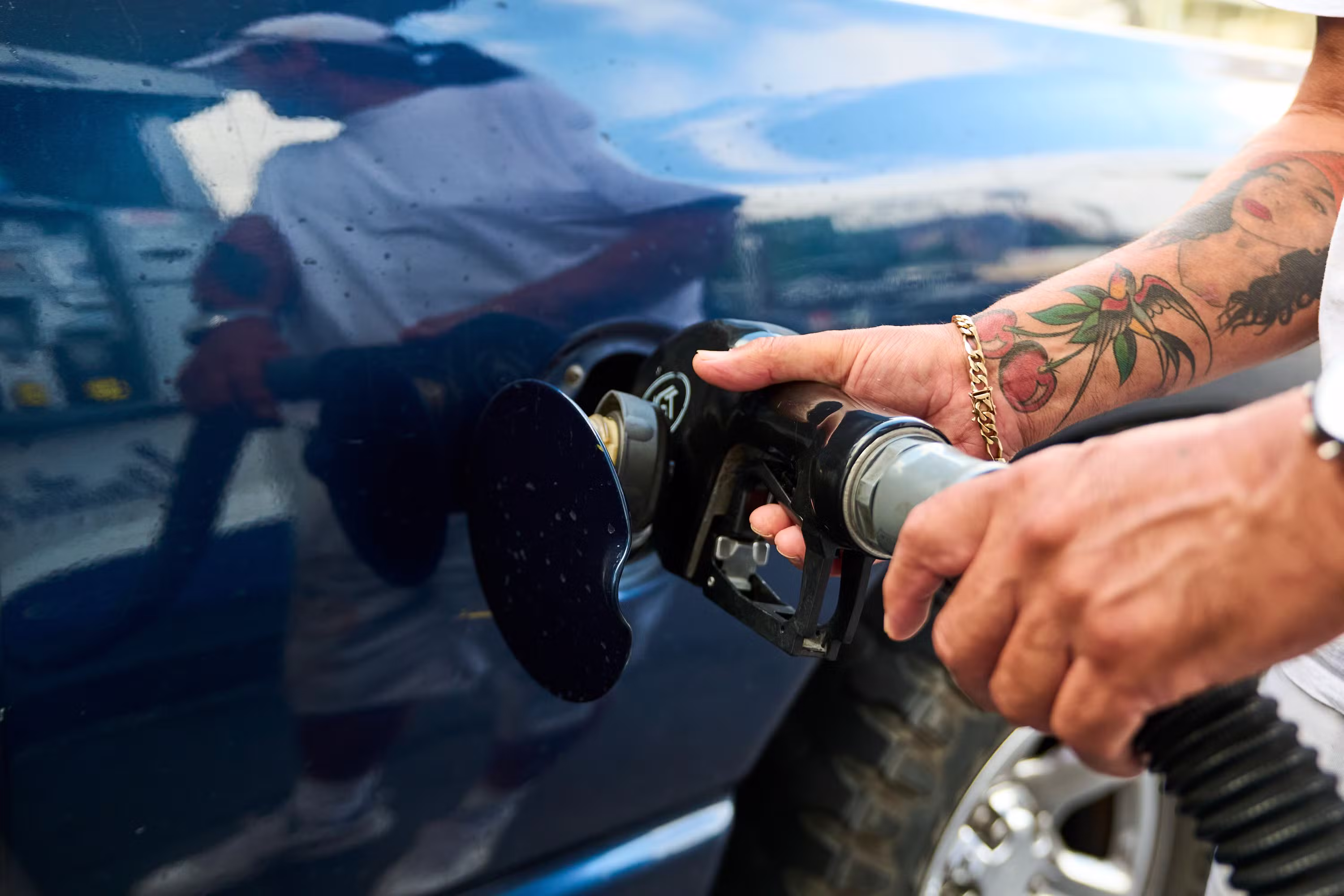 Sobe na guerra, não cai na trégua: por que os preços da gasolina e diesel demoram a cair nos postos