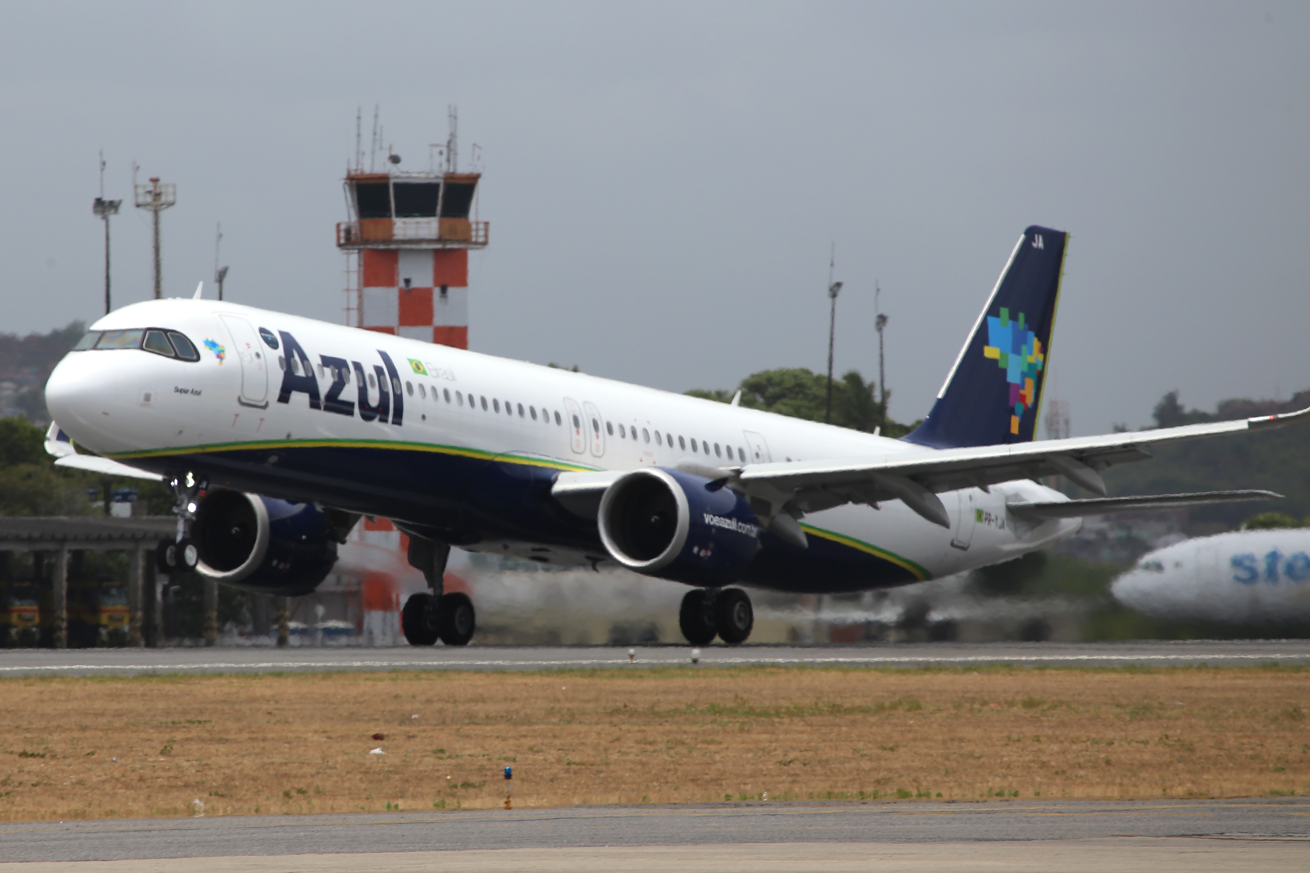 Azul abre processo seletivo com 220 vagas para pilotos e copilotos