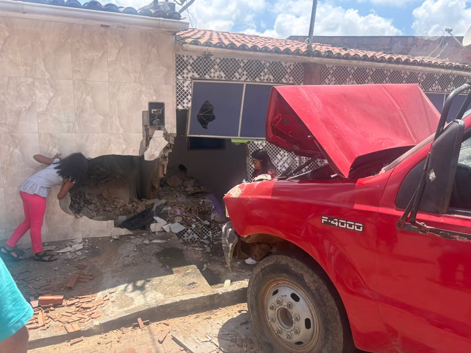 Caminhão carregado de tijolos desce ladeira e atinge duas casas em Dona Inês, na PB