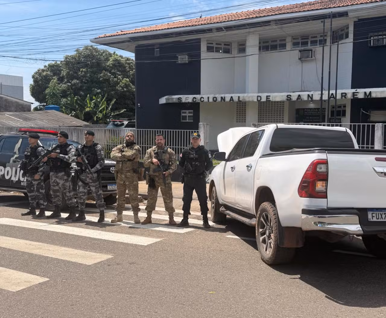 PRF, PM e PC apreendem duas caminhonetes com indícios de adulteração durante operação em Santarém, no Pará