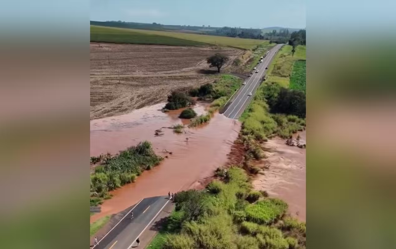 Açude se rompe, inunda trecho de rodovia e provoca interrupção do tráfego no interior de SP