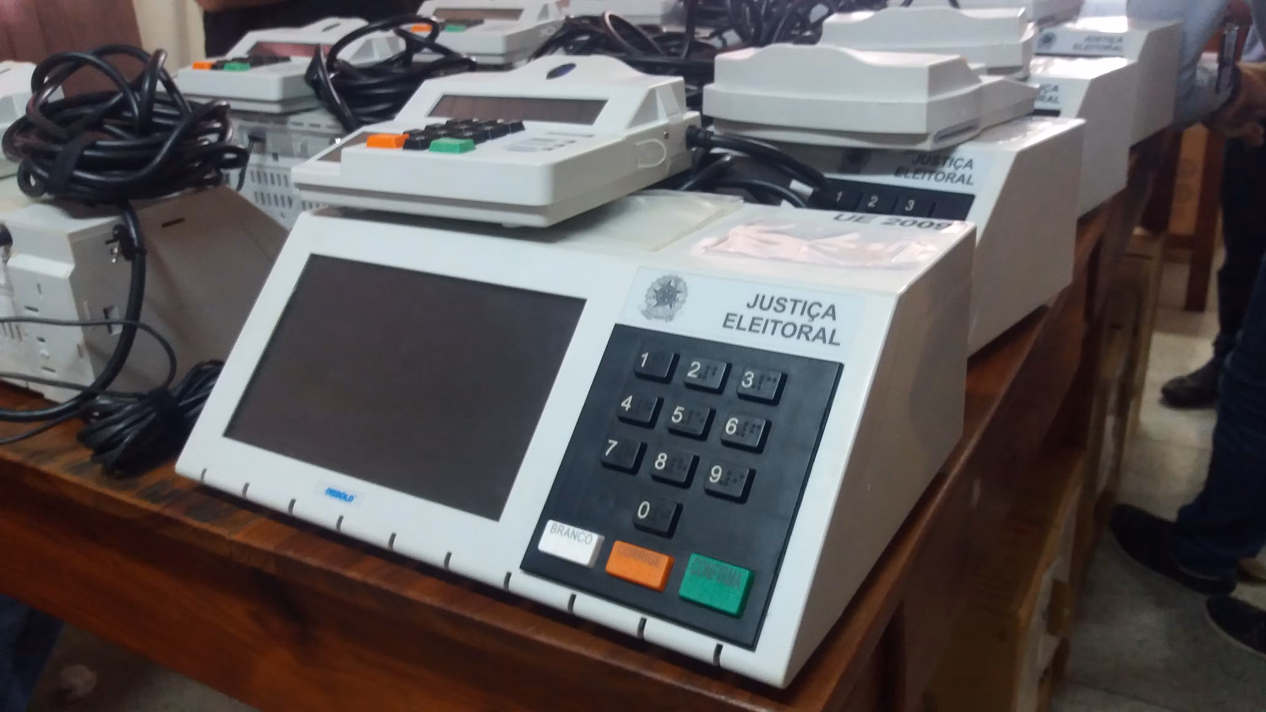 É #FAKE que eleições de 2026 terão novo modelo de urna eletrônica