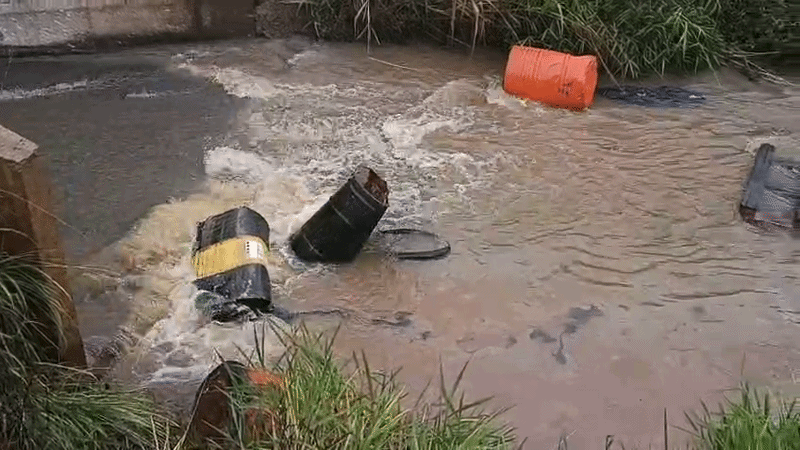 Tambores com produtos contaminados atingem manancial após caminhão tombar em rodovia no interior de SP