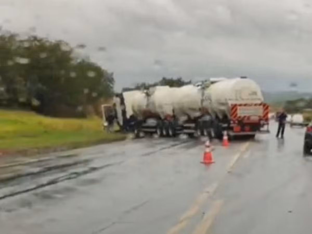Acidente entre carro e carreta causa morte em rodovia de Limeira