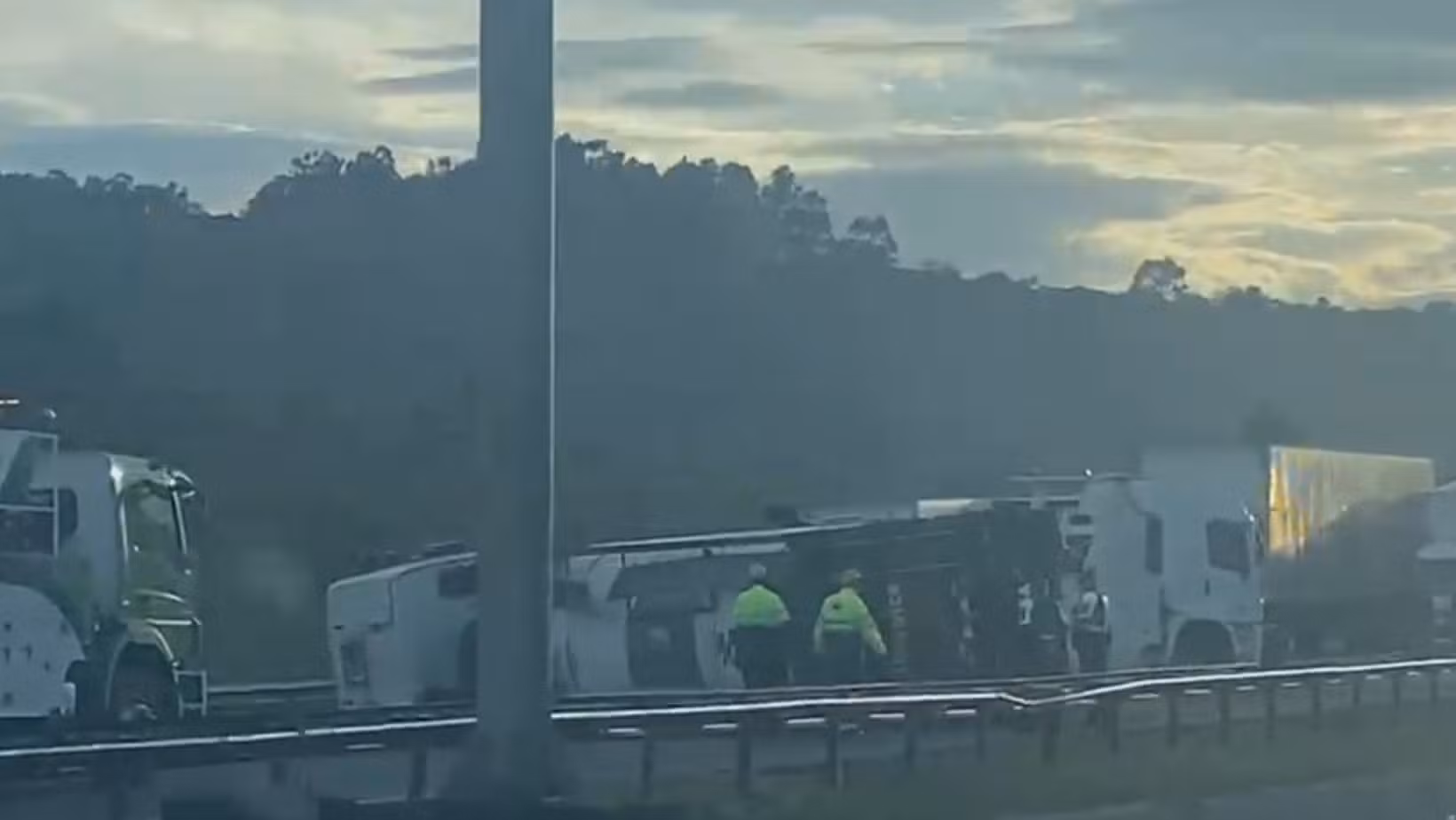 Carreta com 23 toneladas de sabão líquido tomba e interdita rodovia Carvalho Pinto em São José dos Campos