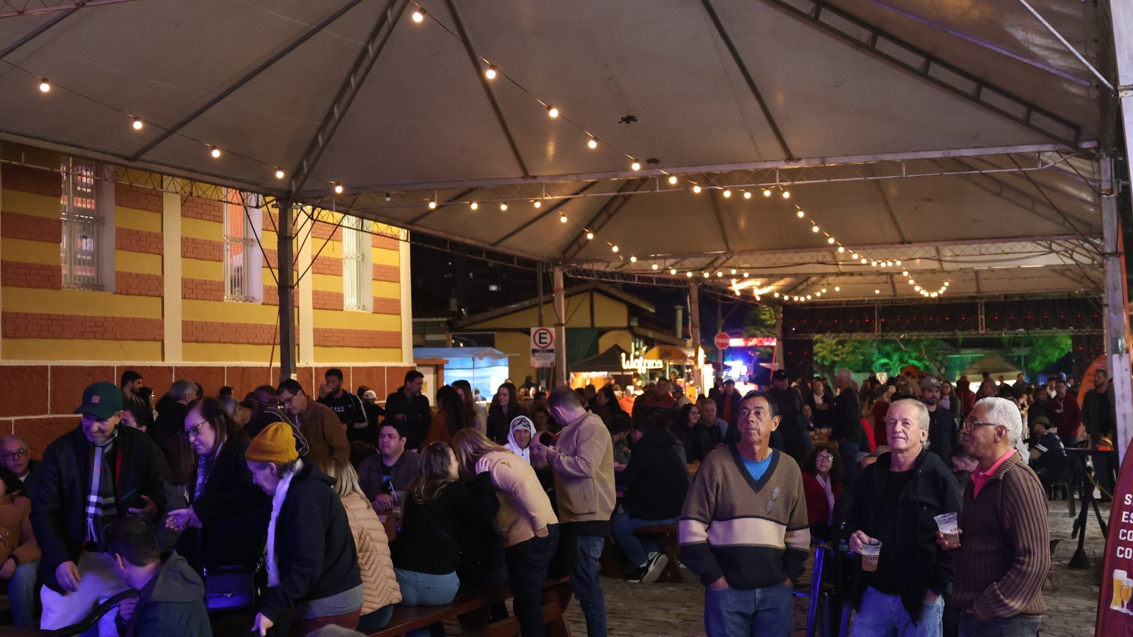Festival de Inverno de Amparo tem início com milhares de pessoas