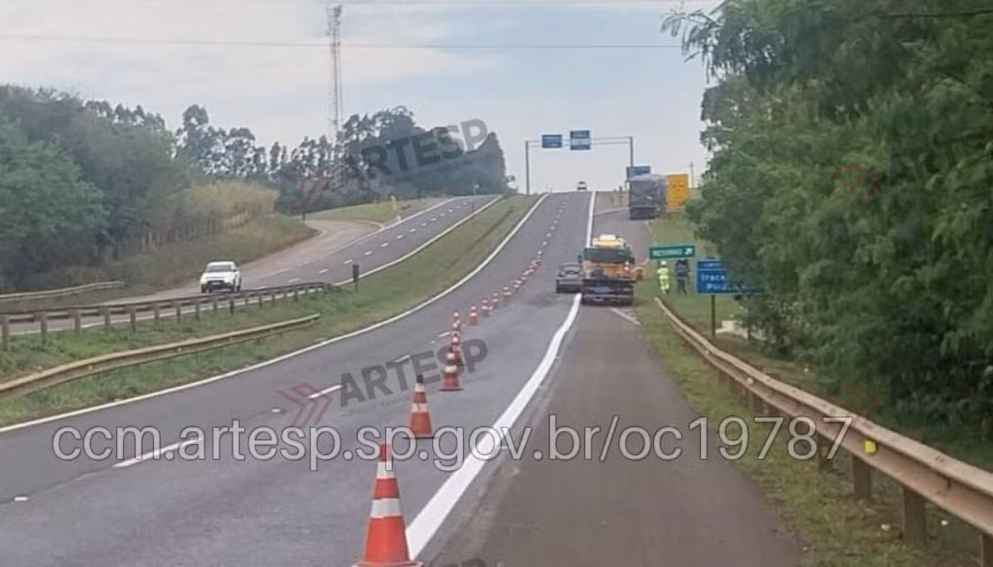 Motorista morre após bater na traseira de caminhão na SP
